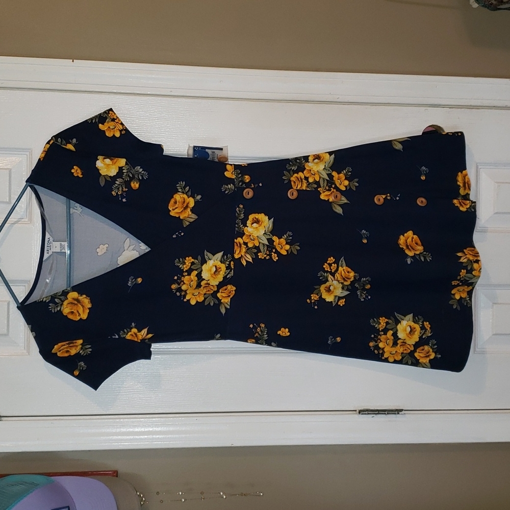 Arizona short sleeve v-neck dress sz medium